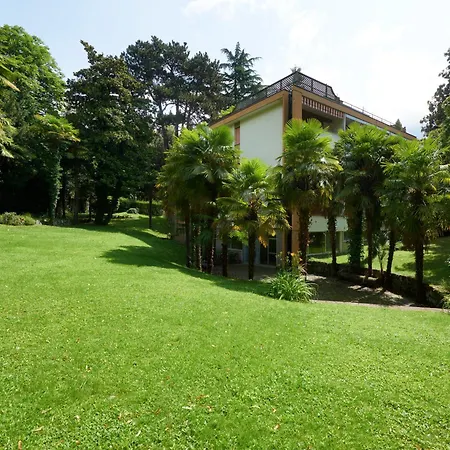 Palm With Free Parking *