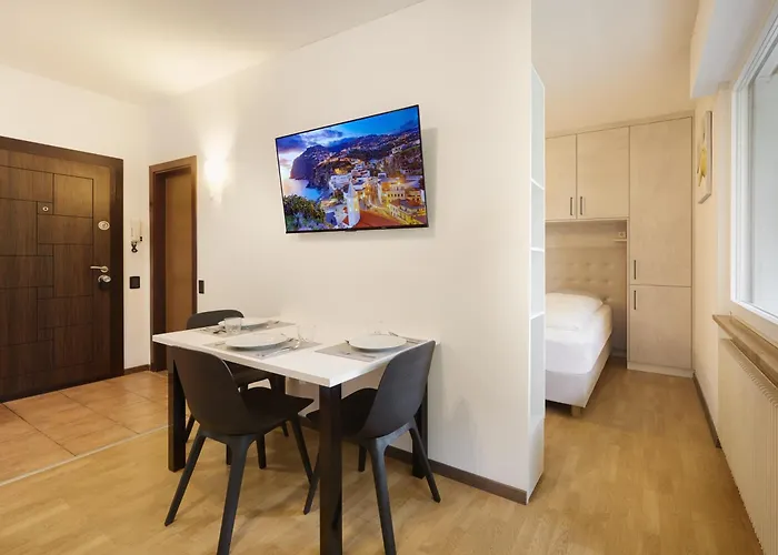 Palm With Free Parking