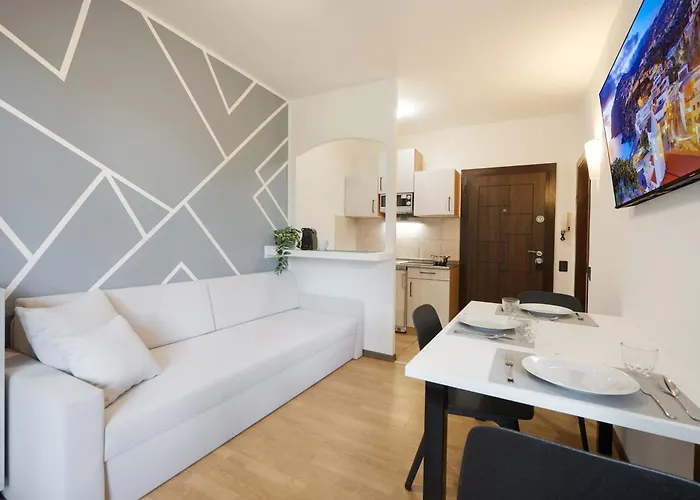 Palm With Free Parking *